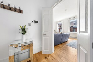 Een smart-tv, boeken en een stereo