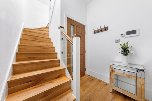 Modern Spacious 2-bedroom apartment near Richmond Park and River Thames 