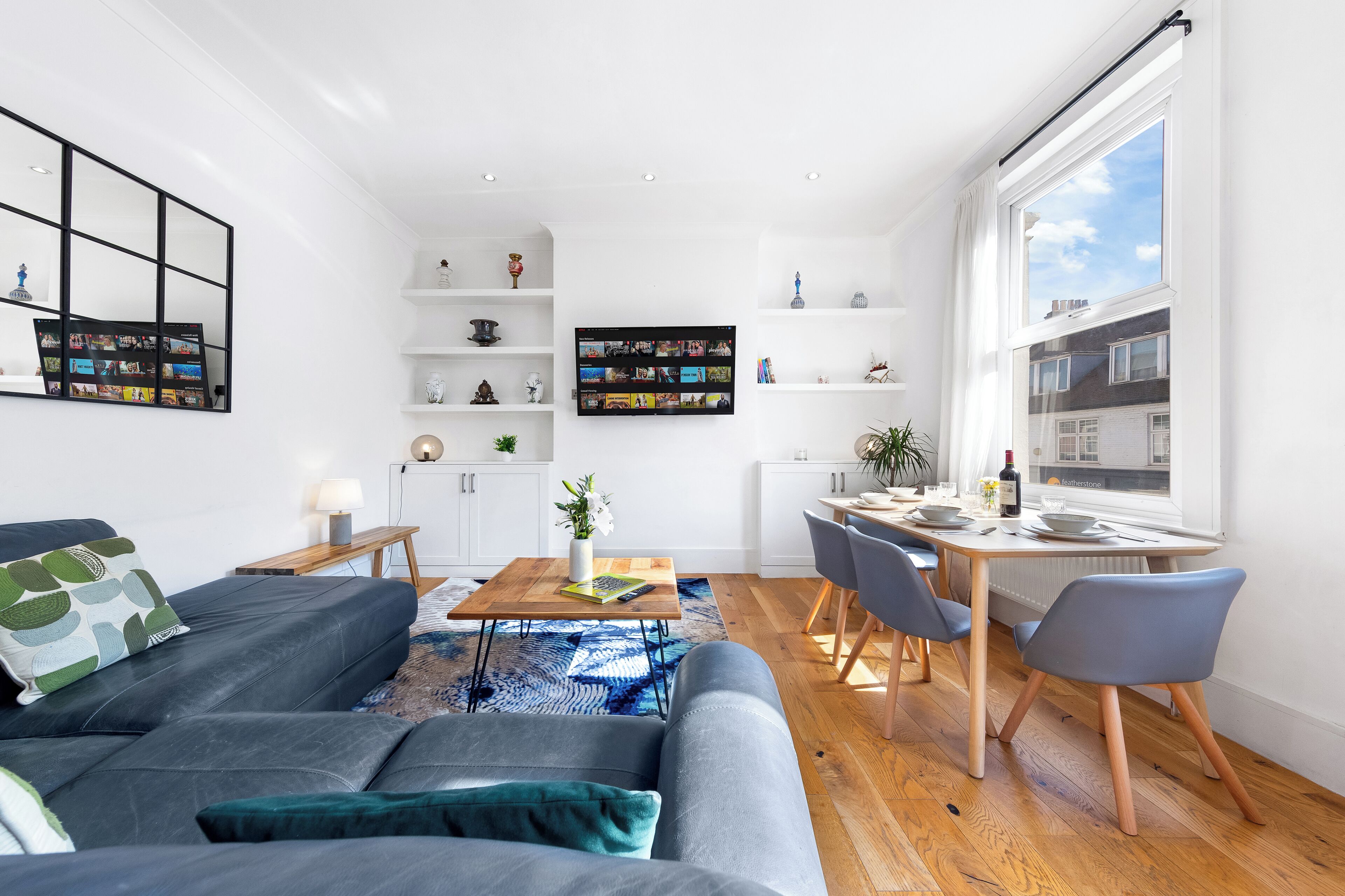TV connectée, livres, chaîne hi-fi