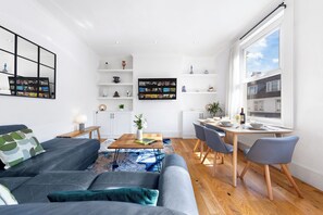 Smart TV, books, stereo - Modern Spacious 2-bedroom apartment near Richmond Park and River Thames  (London)