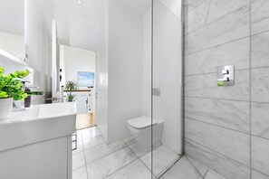 مجففات شعر، مناشف، صابون، شامبو