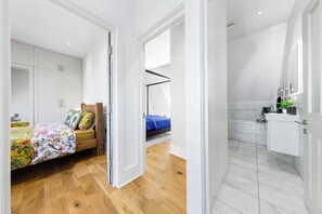 2 عدّة غرف نوم ومكتب ومكواة/لوح كي وسرير سفر