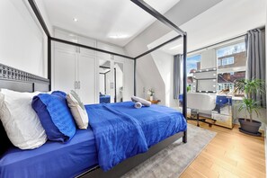 2 slaapkamers, een bureau, een strijkplank/strijkijzer, reisbedje