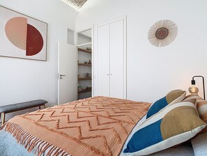 2 habitaciones, tabla de planchar con plancha y cuna de viaje 