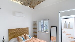 Unclassified image, 3 of 29, button - CASA BEIRA-MAR - Charming typical Moradia house in OLHAO -ROOFTOP and parking lot (Olhão)