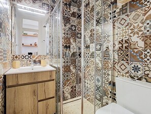 Sèche-cheveux, serviettes fournies, savon, papier toilette