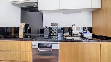 Kühlschrank, Mikrowelle, Herdplatte, Geschirrspüler