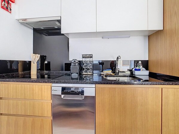 Refrigerador, microondas, parrilla de estufa y lavavajillas 