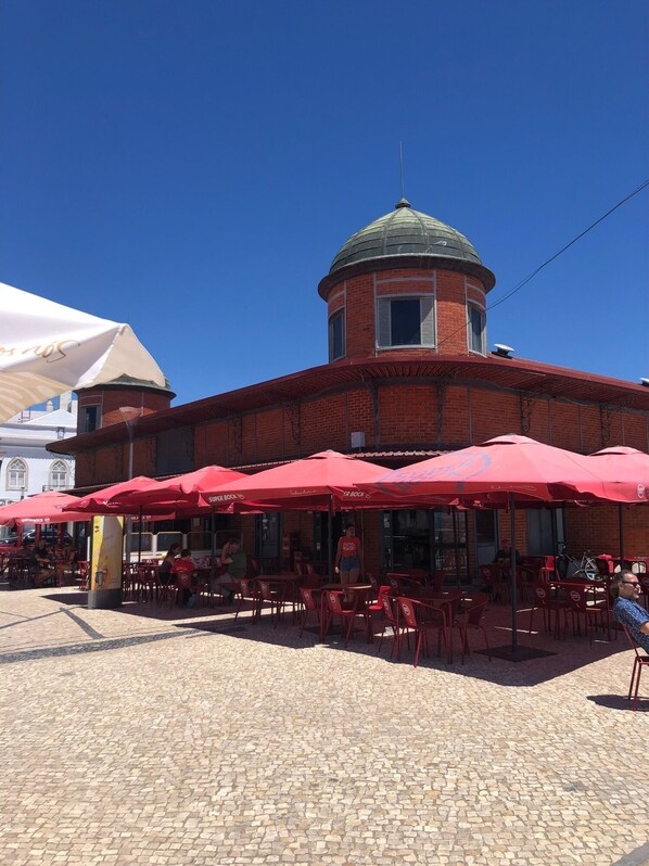 تناول الطعام بالخارج