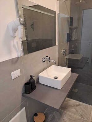 Comfort Double Room, Hill View | Bathroom - beb Clarosa (Pizzo)