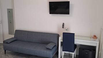 Camera tripla | Una scrivania, insonorizzazione, Wi-Fi gratuito