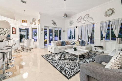 Palmetto Bay Tropical Home, Pool, Game Room & Fun