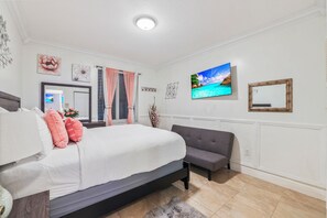 4 bedrooms, iron/ironing board, WiFi, bed sheets