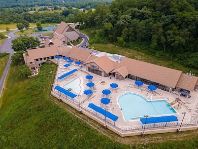 Secluded retreat with great outdoor spaces, Tree-top Views, Hot tub