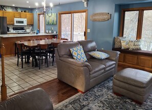 智能電視、壁爐、DVD 播放機、乒乓球設施