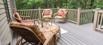 Secluded retreat with great outdoor spaces, Tree-top Views, Hot tub