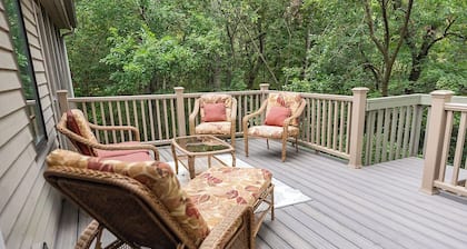 Secluded retreat with great outdoor spaces, Tree-top Views, Hot tub