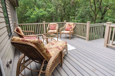 Secluded retreat with great outdoor spaces, Tree-top Views, Hot tub