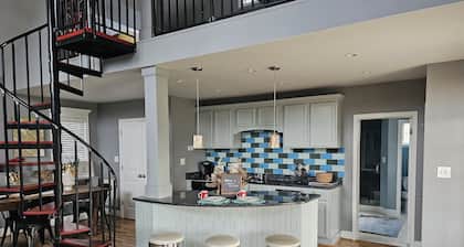 The Cottage at Firefly Cellars, cozy getaway in Loudoun wine country!