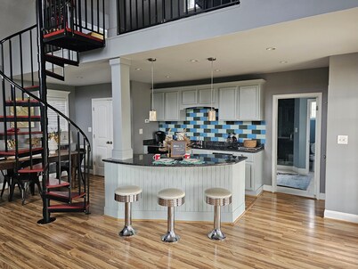 The Cottage at Firefly Cellars, cozy getaway in Loudoun wine country!