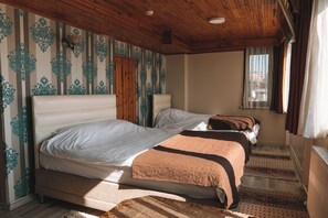 Habitación triple Deluxe, vista al mar | Tabla de planchar con plancha, wifi gratis y ropa de cama