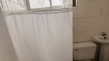 Kombinert dusj/badekar, såpe og toalettpapir