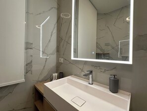 Secador de cabelo, toalhas de banho, sabonete, shampoo