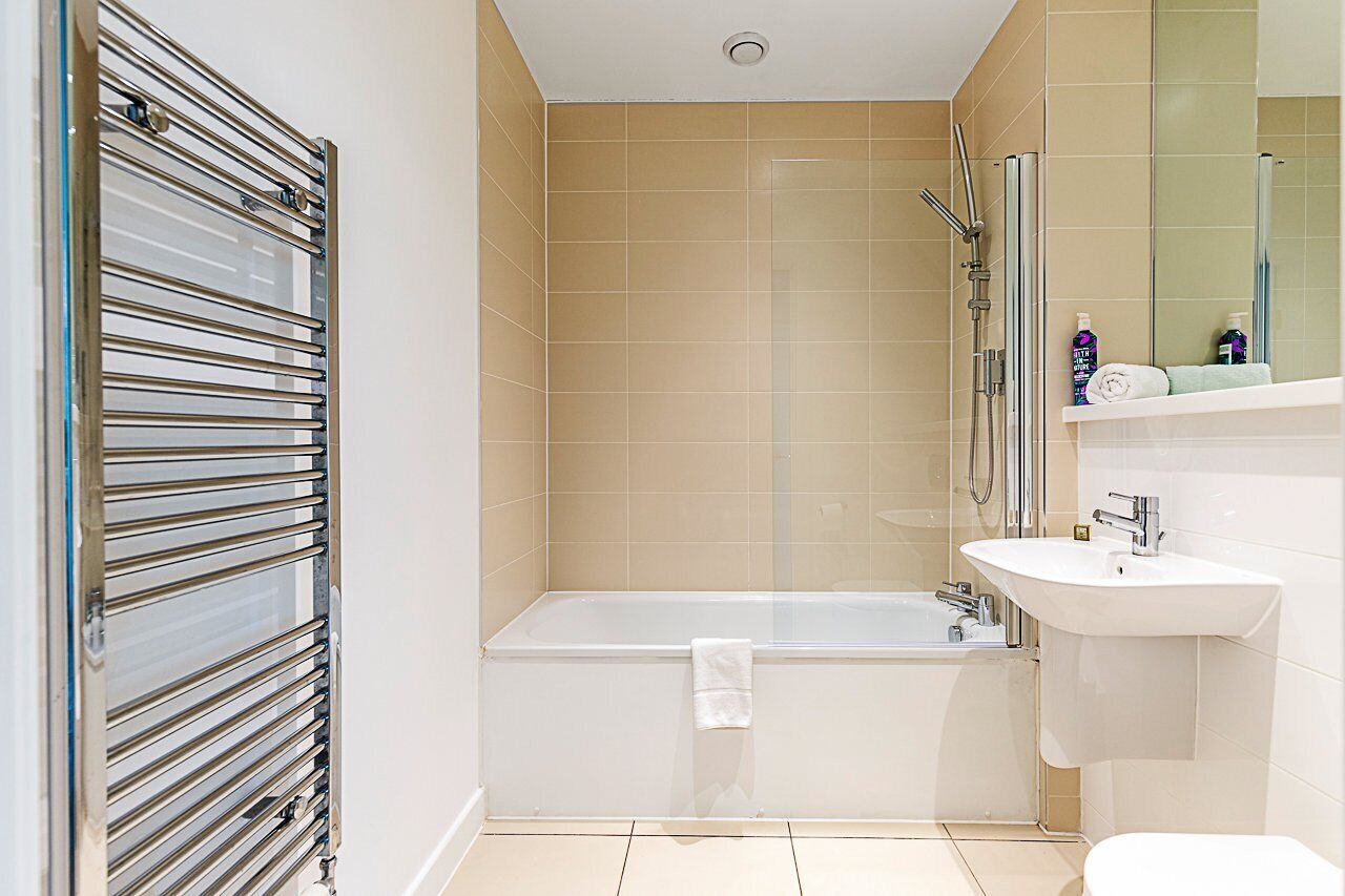 Une salle de bain moderne avec une baignoire, une douche et un lavabo.