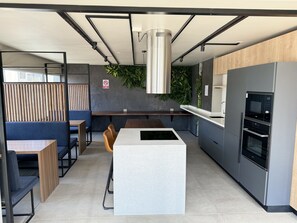 Refrigerador, microondas, horno y parrilla de estufa