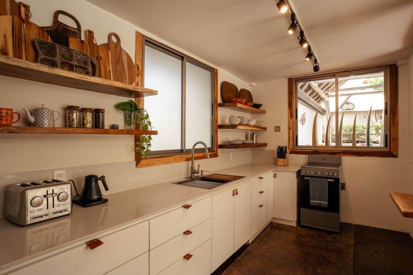 Refrigerador, tostadora y utensilios de cocina 