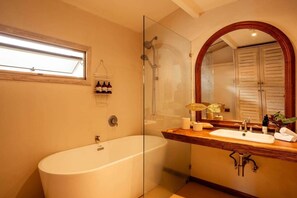 Bruser, hårtørrer, bidet, håndklæder