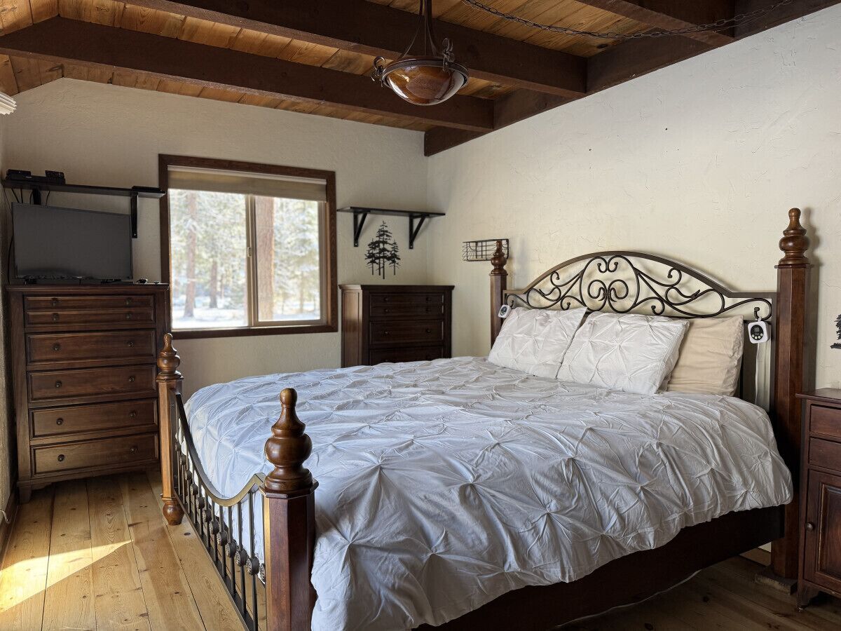 Escritorio, wifi gratis y ropa de cama 