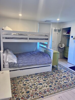 4 bedrooms, desk, free WiFi, bed sheets