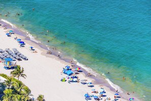En la playa, sillas reclinables de playa