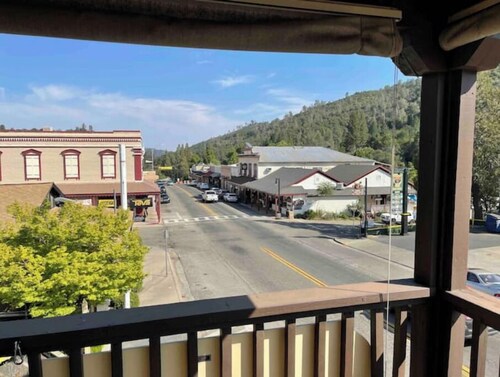 #7 Jacuzzi tub-Balcony- Historic Downtown suite

