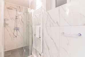 Dusche, Haartrockner, Bidet, Handtücher