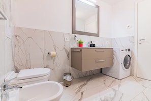 Dusche, Haartrockner, Bidet, Handtücher