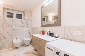 Douche, sĂšche-cheveux, bidet, serviettes fournies