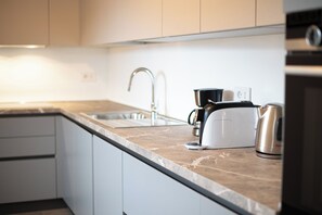 Kühlschrank, Ofen, Herdplatte, Geschirrspüler