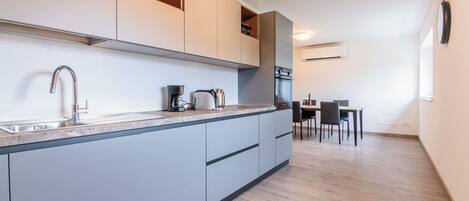 Kühlschrank, Ofen, Herdplatte, Geschirrspüler