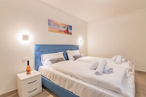 2 habitaciones, caja de seguridad en la habitación y escritorio 