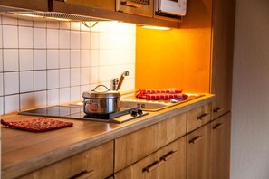 Een koelkast, een microgolfoven, een koffiezetapparaat/waterkoker