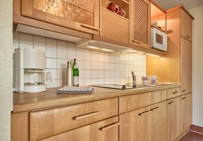 Kylskåp, mikrovågsugn, kaffe- och tebryggare och brödrost