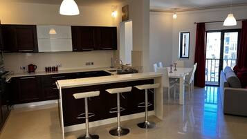 Frigorífico, microondas, horno y lavavajillas