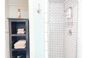 Een haardroger, handdoeken, zeep, toiletpapier