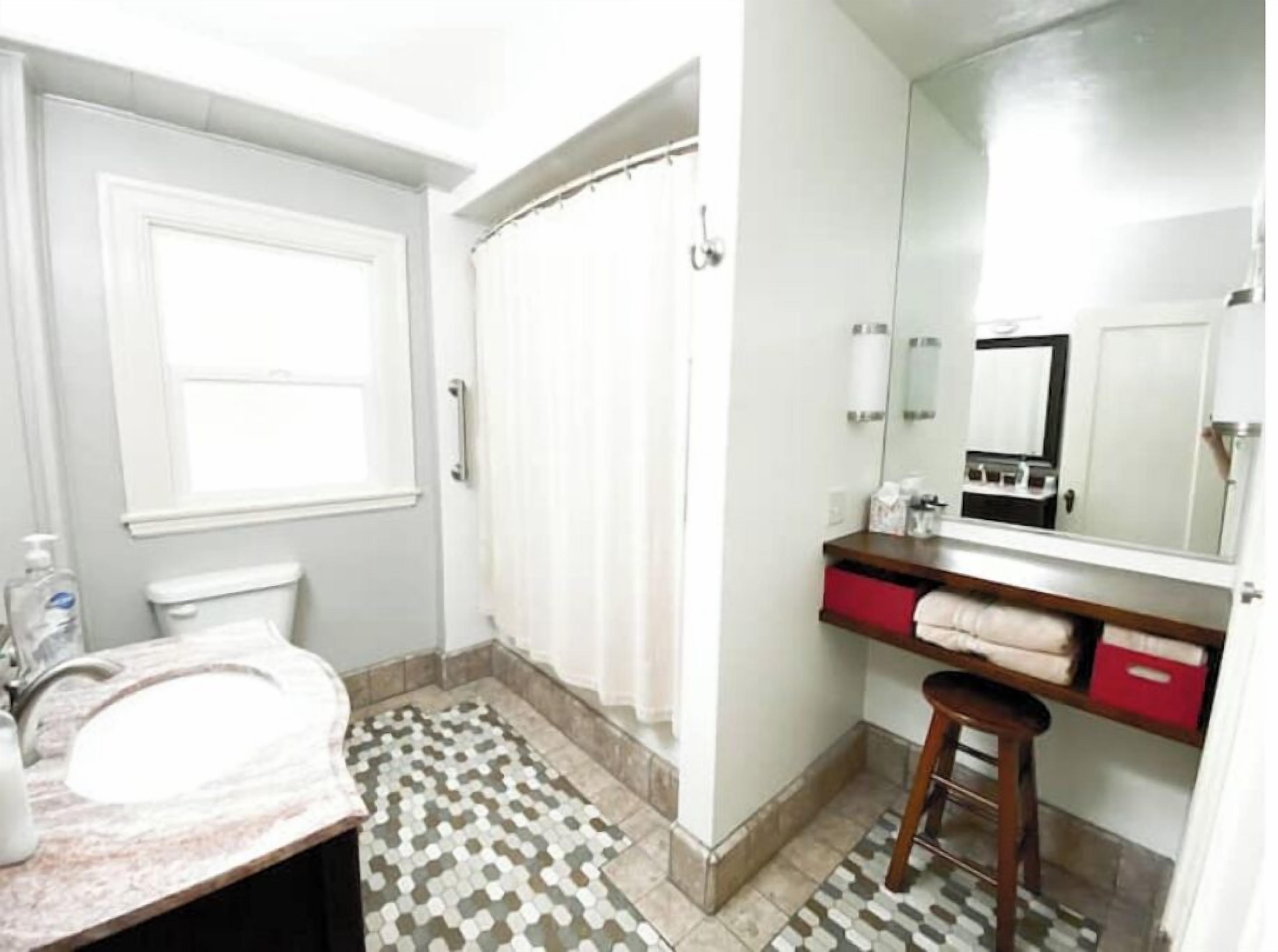 吹风机、毛巾、肥皂、卫生纸