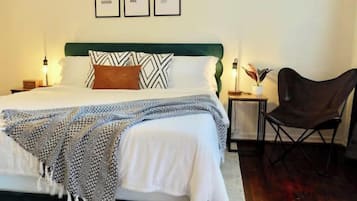 1 dormitorio, escritorio, tabla de planchar con plancha y wifi