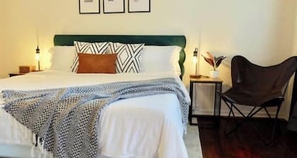 #3 Historic 1930’s studio -King Bed- Kitchenette