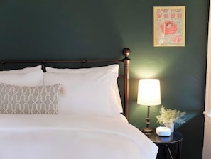 1 bedroom, iron/ironing board, WiFi, bed sheets - #9 walk to Downtown - Vintage 1938 hotel room
(Mariposa)