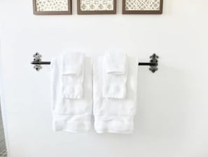 Miscellaneous - #9 walk to Downtown - Vintage 1938 hotel room
(Mariposa)